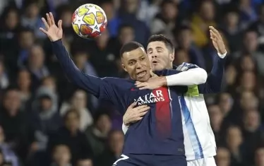 Централният бранител на "Реал Сосиедад" Игор Субелдия е прегърнал с две ръце Килиан Мбапе в отчаян опит да спре головата машина на ПСЖ.