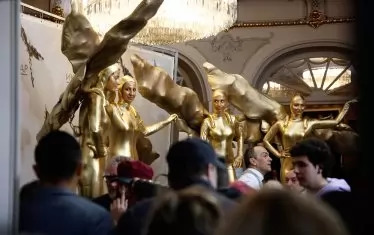 Атмосферата във фоайето на Народния театър.