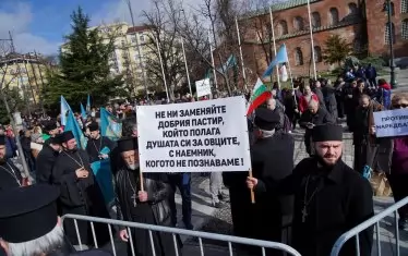 ... призиви да не подменят избора им на наследник на починалия митрополит Йоаникий...