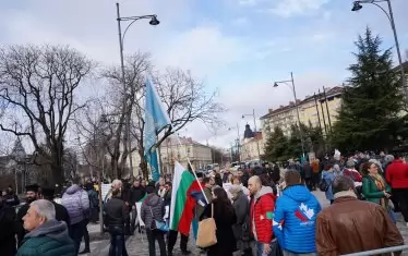 ... царковни и национални знамена.