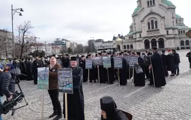 Контрапротестиращите се събраха първоначално пред храм-паметника "Св. Александър Невски"...