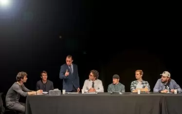  Съдебното жури от класа на проф. Ивайло Христов заседава.