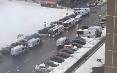 Полицейски камионетки са паркирани близо до гробището