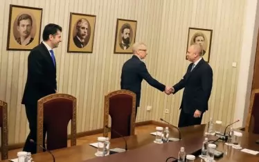 Срещата на президента с десните мина спокойно и учтиво, въпреки лошите им отношения.