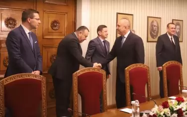 Обикновено Делян Пеевски държи да бъде говорител на ДПС при всички поводи, но сега остави тази роля на колегата си Джевдет Чакъров.