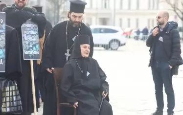 ... сред тях имаше и монахини...