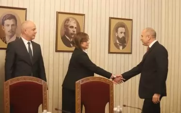 Президентът и Нинова се държаха учтиво един с друг, въпреки враждата си.