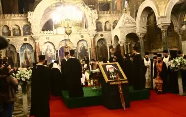 Миряни и свещеници изказват почит в Патриаршеската катедрала "Св. Александър Невски" пред починалия предводител на Българската православна църква - патриарх Неофит.
