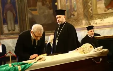 Пред тленните останки на Неофит почит отдадоха премиерът Денков (на снимката), вицепремиерът Габриел, президентът Радев, председателят на НС Желязков, политици, депутати, общественици