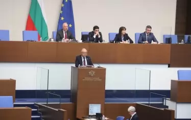 Атанас Атанасов, който се лансира за председател на парламента, обяви пред залата общата позиция на ПП-ДБ.