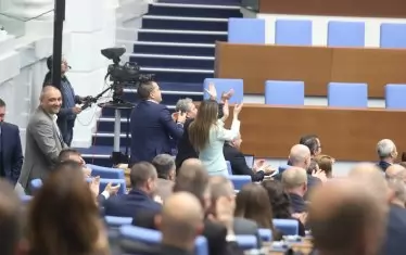 От опозицията реагираха с подигравателни аплодисменти на това, което определиха като унижение за десните пред герберите.