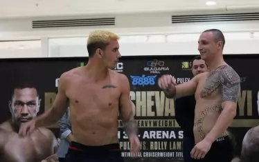 Петър Драганов (вдясно) се закача с усмивка със съперника си Ангел Адриан.