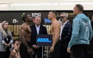 Тервел Пулев и Роли Ламбърт се измерват с погледи под надзора на Кубрат Пулев.