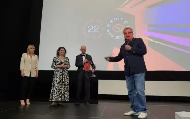 Стефан Китанов и проф. Георги Дюлеров обявяват филма победител - "Прекрасни дни" на Вим Вендерс.