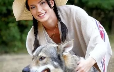  Актрисата участва в много социални проекти, свързани с бездомни животни и деца в нужда.