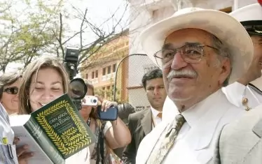 Маркес дава автографи върху своя опус магнум "Сто години самота".