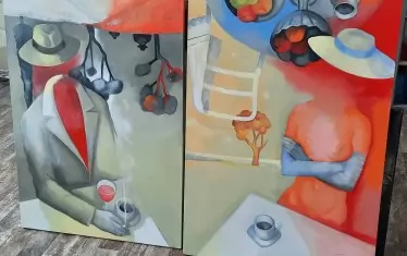  Персонажите на художника са атрактивни и енигматични.