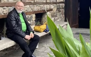  Писателят в двора на църквата, където на зряла възраст се е кръстил.