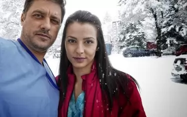  Помните ли сестра Кая Райкова от сериала "Откраднат живот"? Тук е с д-р Карагьозов - в ролята Владо Карамазов.   