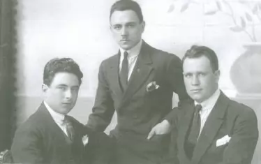 Константин Муравиев (вляво) като началник на кабинета на Александър Стамболийски през 1920 г.