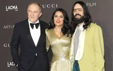 Дизайнерът (вдясно) с шефа и на двете модни марки Франсоа-Анри Пино и съпругата му Салма Хайек.