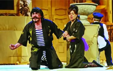  Обективът на фотографа е увековечил Чочо Попйорданов с Мария Сапунджиева.