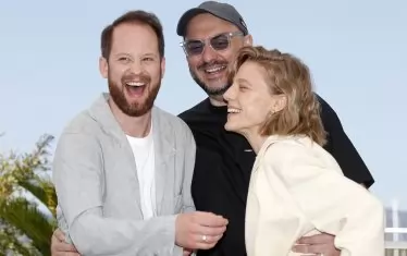 Серебренников в Кан през 2022-ра с актьорите от "Жената на Чайковски" Альона Михайлова и Один Лунд Байрон.