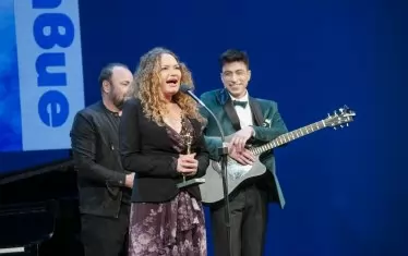 Александра Василева с наградата за най-добра поддържаща актриса.