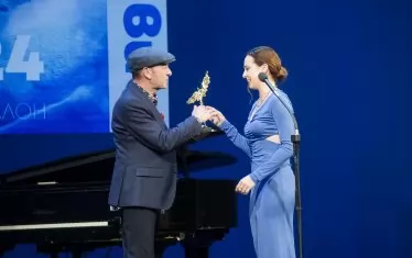 Нашият човек в Холивуд Димитър Маринов връчва отличието на Весела Бабинова.