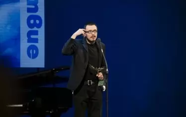 Изненадата на Боян Крачолов при получаването на статуетката за най-добра режисура.