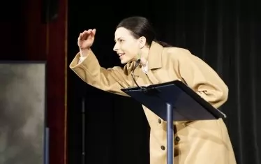  Неда търси подкрепа от аудиторията за "доклада" за кактусите.