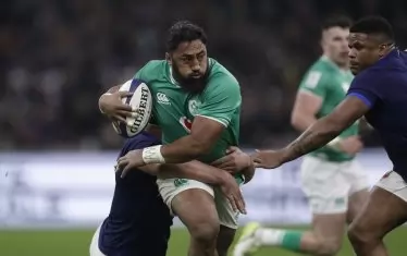 Бънди Аки (в средата), който тук преминава с топката през двама играчи на Франция при победата на Ирландия с 38:17 в Марсилия, е може би най-силно представилият се ръгбист в тазгодишния турнир на "Шестте нации".