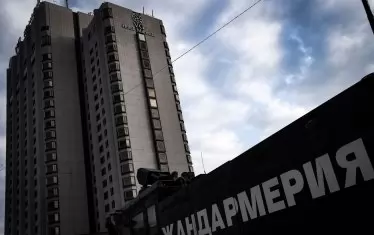 Пред сградата на хотел "Маринела" още от 8:00 ч. сутринта бяха разположени сили на полицията и жандармерията, както и водно оръдие за справяне с масови безредици.