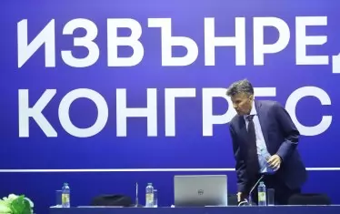 Видимо отслабналият президент на БФС в оставка Борислав Михайлов се настанява в президиума преди началото на извънредния конгрес.