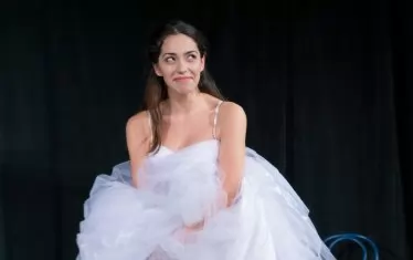 Дениза Павлова демонстрира ярък комедиен талант.