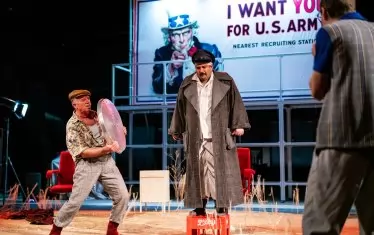  Герой в пиесата на Бойчев е малкият човек с неговите големи фантазии.