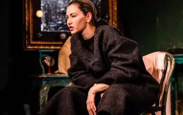 Антоанета Добрева-Нети е Виктория Глас, разкъсвана между възторга и съперничеството.