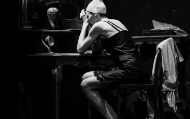  Артистът насаме със себе си в гримьорната. 