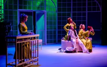  Същите плюс Евелин Костова, чиято героиня временно се е освободила от шаферския тоалет.