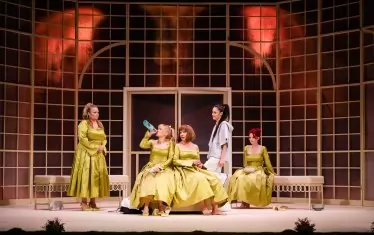   Същите плюс Евелин Костова, чиято героиня временно се е освободила от шаферския тоалет.