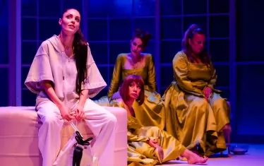  Мислите на момичетата намират пресечна точка в мъжете, особено в един определен мъж...