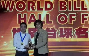 Сред първите приети беше и друга легенда на снукъра - местната звезда Дин Дзюнхуей.