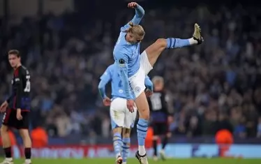 Норвежкият голмайстор на "Манчестър С" Ерлинг Холанд е скочил акробатично в радостта след попадението си в реванша срещу "Копенхаген".