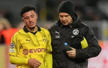 Авторът на първия гол за "Борусия" (Д) в реванша срещу ПСВ "Айндховен" - Джейдън Санчо (вляво) напуска разочарован терена в 75-ата мин. заради травма.