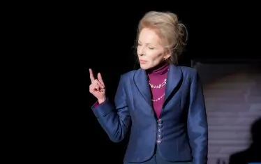 Милена Живкова като вдовица, която се занимава с благотворителност.