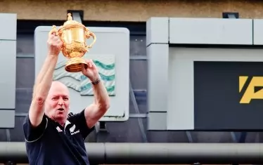 Греъм Хенри прави революционни промени в отбора на Нова Зеландия и напуска на върха на славата си - след спечелването на световната титла през 2011 г.