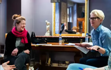  Катрин Медлер по време на разговор с българските артисти.