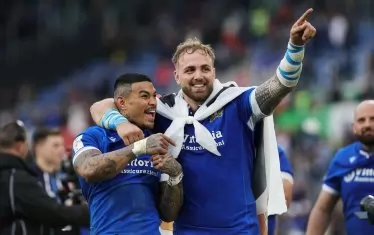 Николо Каноне (вдясно) и игралият великолепно през целия турнир Монти Йоане празнуват изненадващата победа на Италия над Шотландия, която затвърди възхода на ръгби тима на "адзурите".