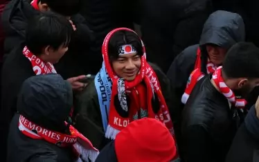 Японски привърженици на "Ливърпул" се готвят да влязат на ст. "Анфийлд" за дербито срещу "Манчестър С" на 10 март.
