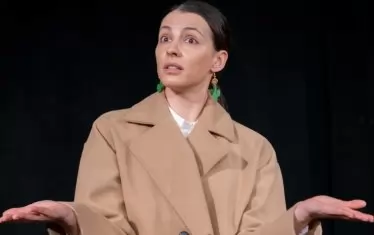 Героинята на Неда Спасова с обици-кактуси.